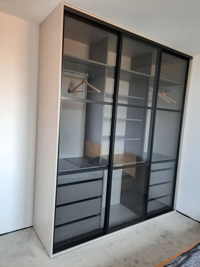 Šatní skříň s prosklenými dveřmi - foto 1