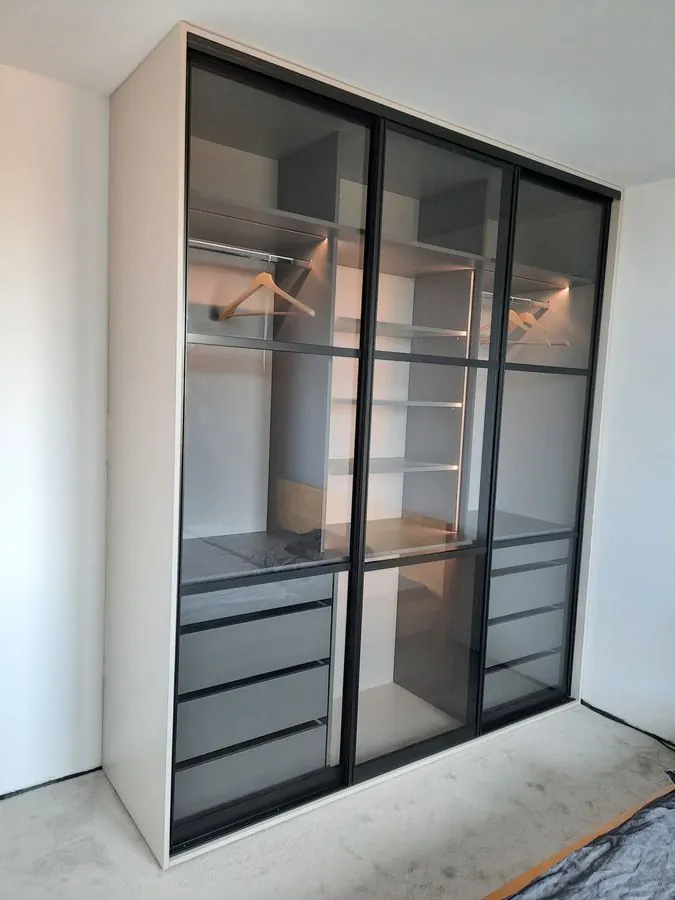 Šatní skříň s prosklenými dveřmi - foto 2